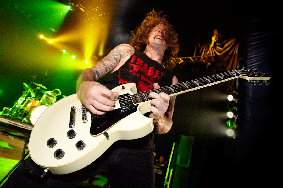 PETER ADAMS abandona BARONESS