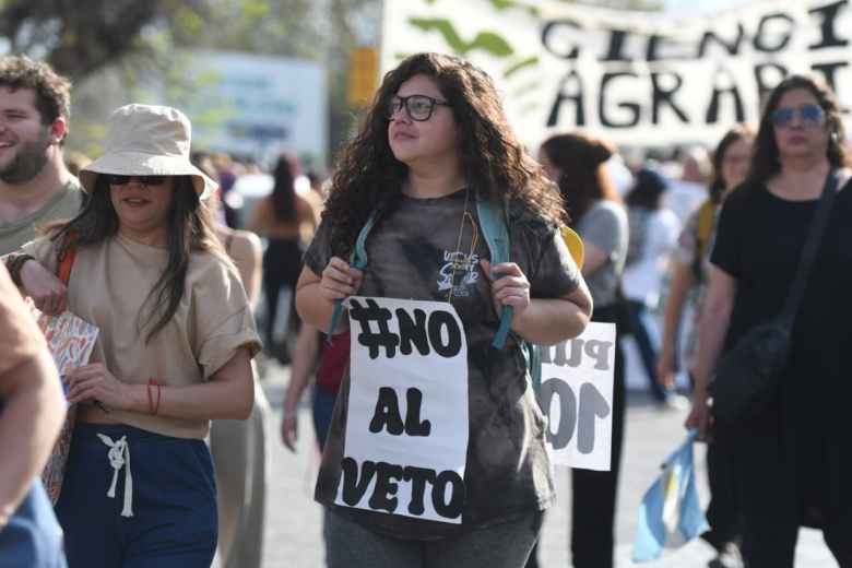 Unas 20.000 personas se sumaron a la marcha en Mendoza en contra del recorte presupuestario - Image 2