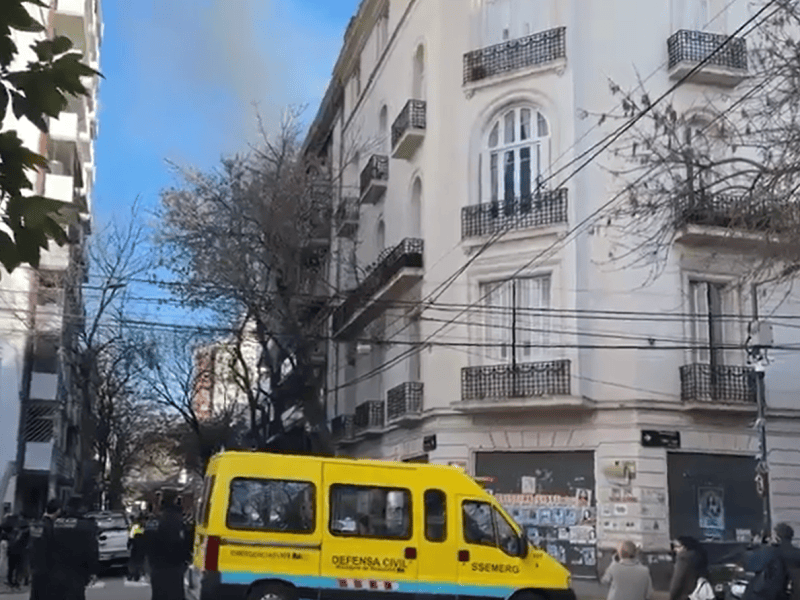 Videos: se incendia un edificio lindero a San José 1111, donde vive Cristina Kirchner