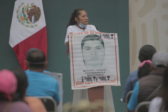 María Martínez, madre de Miguel Ángel, uno de los normalistas desaparecidos, le pidió al presidente acelerar las investigaciones.