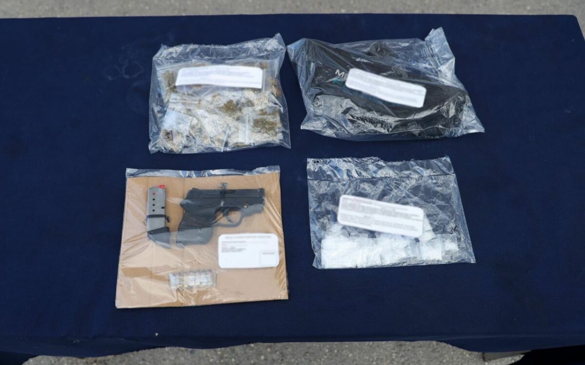Detienen a hombre con drogas y arma de fuego en Cancún