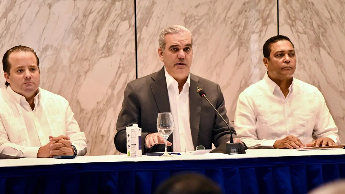 Presidente Abinader anuncia RD$4,000 millones para aceras y contenes en todo el país