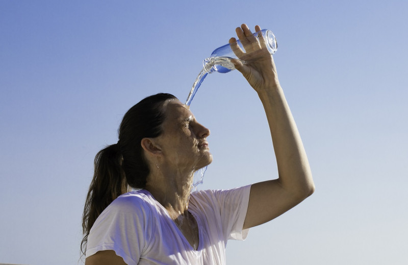 Salud Pública recomienda tomar mucha agua y no exponerse tanto al sol tras calor extremo