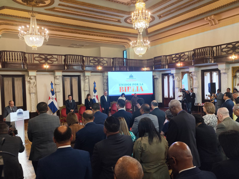 Abinader encabeza acto por el mes de la Biblia