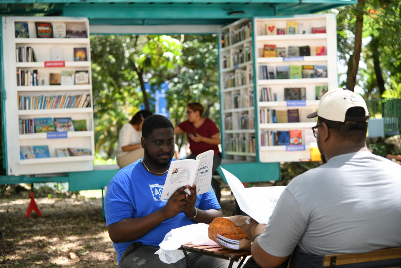 Feria del Libro recibe gran asistencia en su tercer día