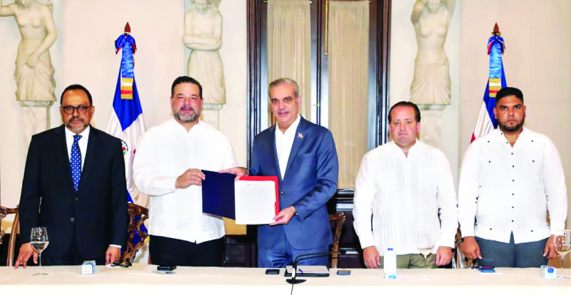 Gobierno advierte "sectores oscuros" ya no podrán apropiarse de áreas protegidas