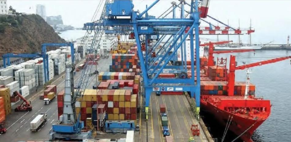 Entran en vigor en EEUU aranceles de 25 % a camiones importados, medida que afecta a México