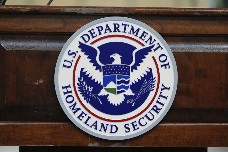 Administración Trump emite norma para poner fin al "abuso" de visas de estudiantes y medios
