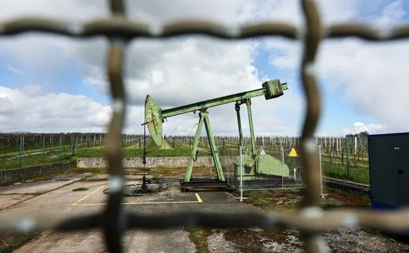 El petróleo sube casi un 34 % desde que empezó la guerra en Irán y roza los 97 dólares