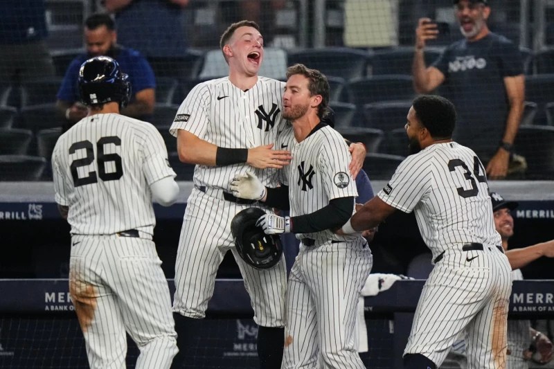 Yankees remontan con 2 outs en la novena y vencen a los Braves 3-2 en 10 entradas