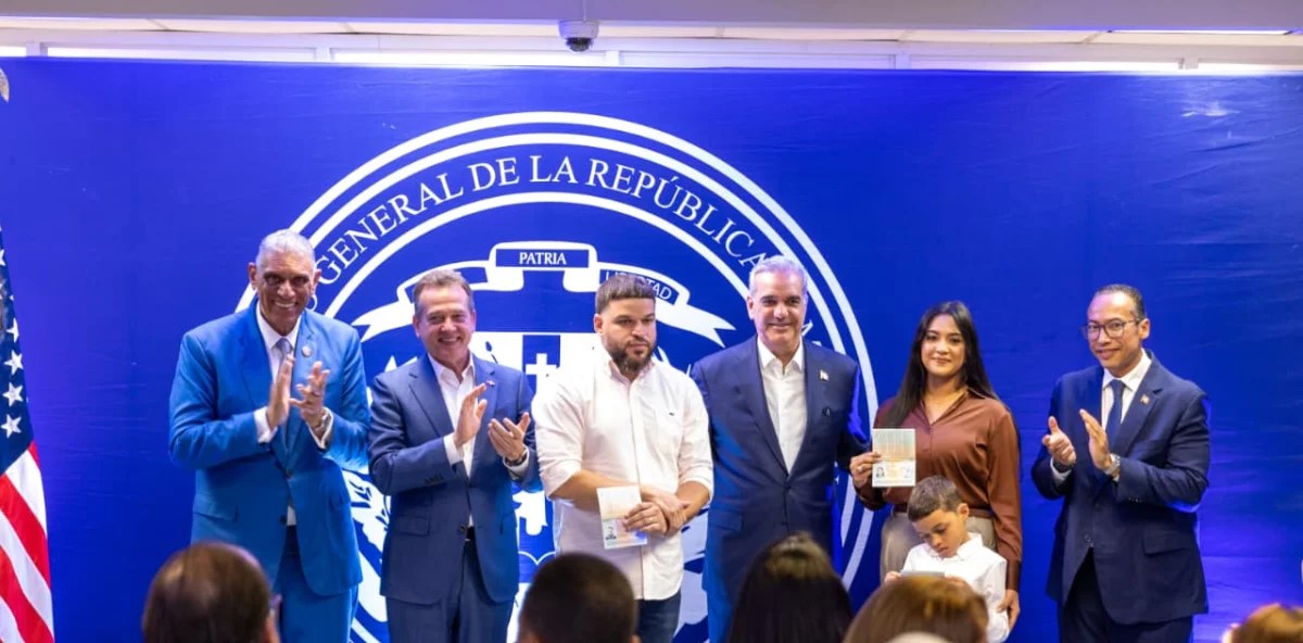 Abinader lanza el Pasaporte Electrónico en EE. UU. con seguro de repatriación