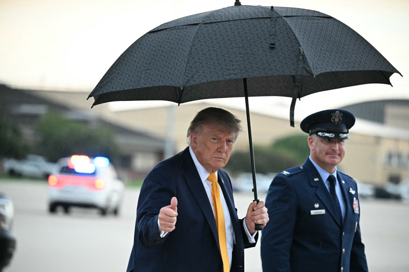 Trump revela que golpeará a Irán "muy duro" si se le vincula con el ataque a Flydubai