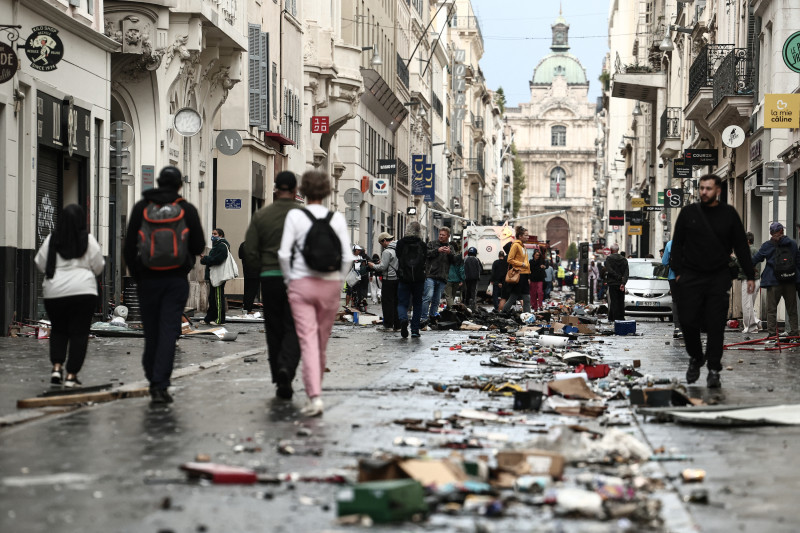 Con gas lacrimógeno la policía dispersa nueva protesta en París