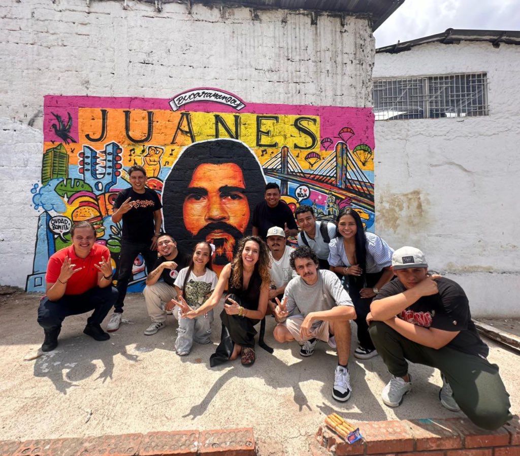 Foto del mural realizado por Fabian Scrawl y Pepiyo Gráfico como homenaje a Juanes en Bucaramanga