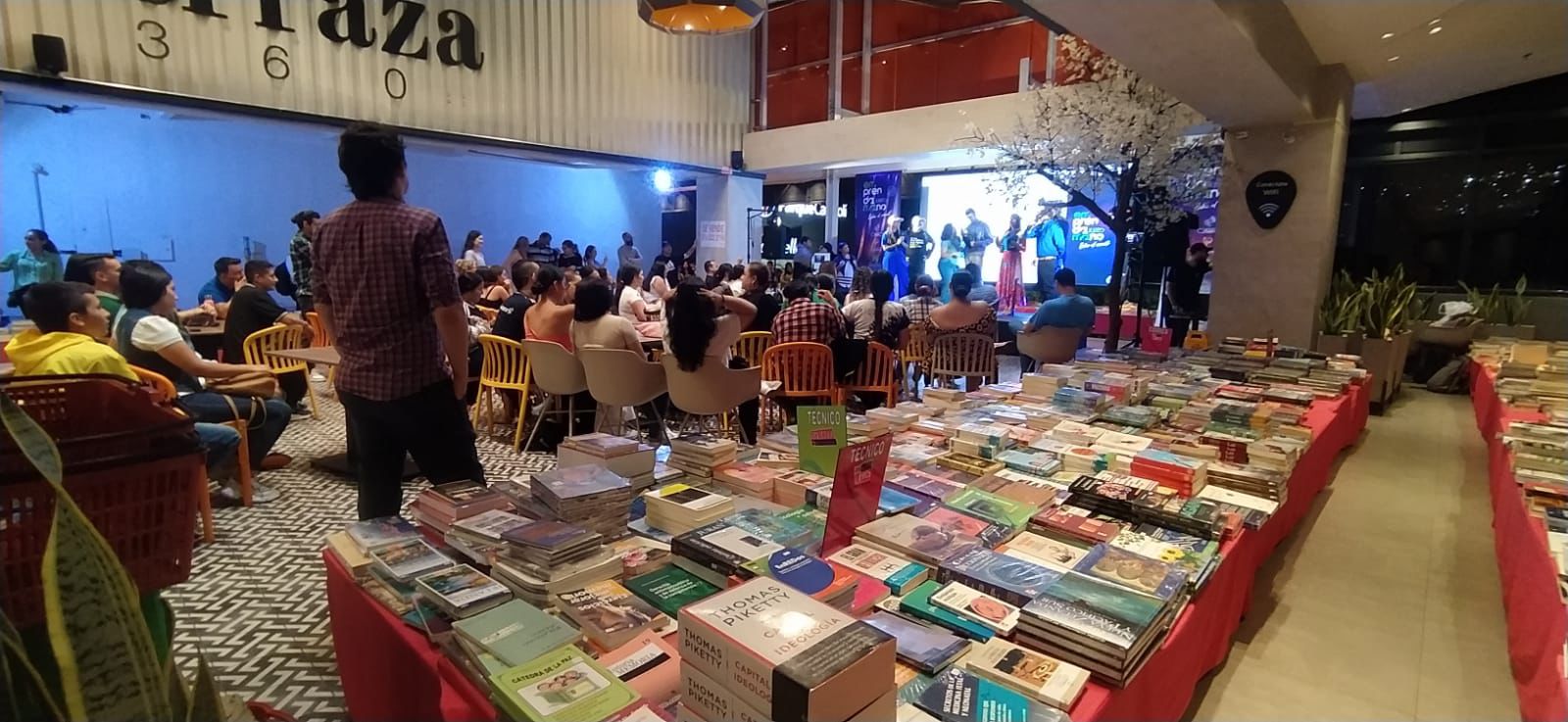 Fotografía del outlet de libros en Bucaramanga.