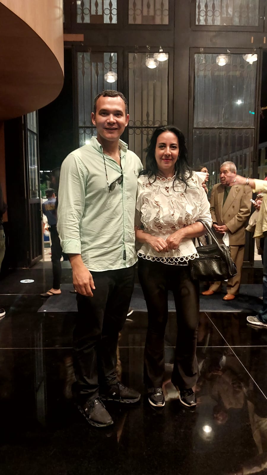 Fotografía de la periodista que escribió la nota y Amaury Mogollón.