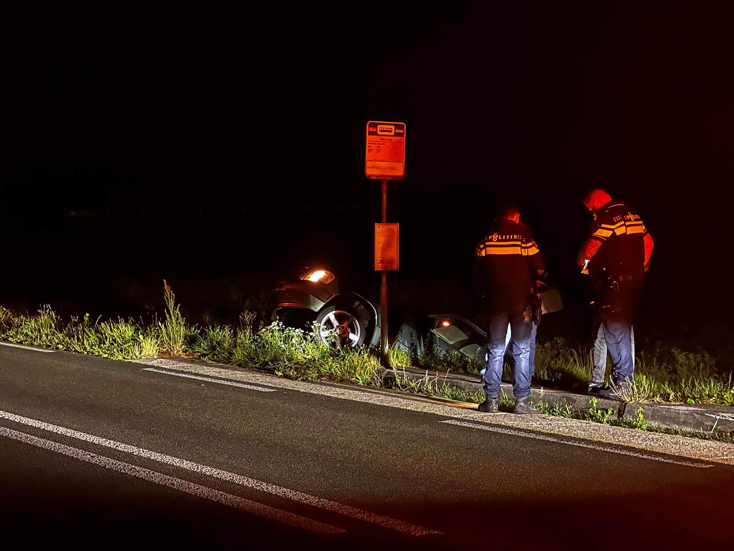 Auto in sloot bij Klazienaveen