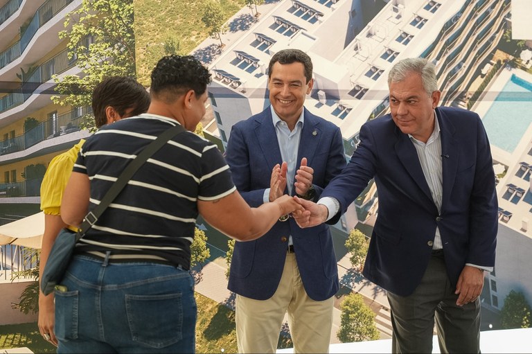 El alcalde Sanz entrega 137 viviendas de Emvisesa en Palmas Altas (Residencial Puerta Jerez) , donde el Ayuntamiento de Sevilla ha invertido 15,7 millones de euros