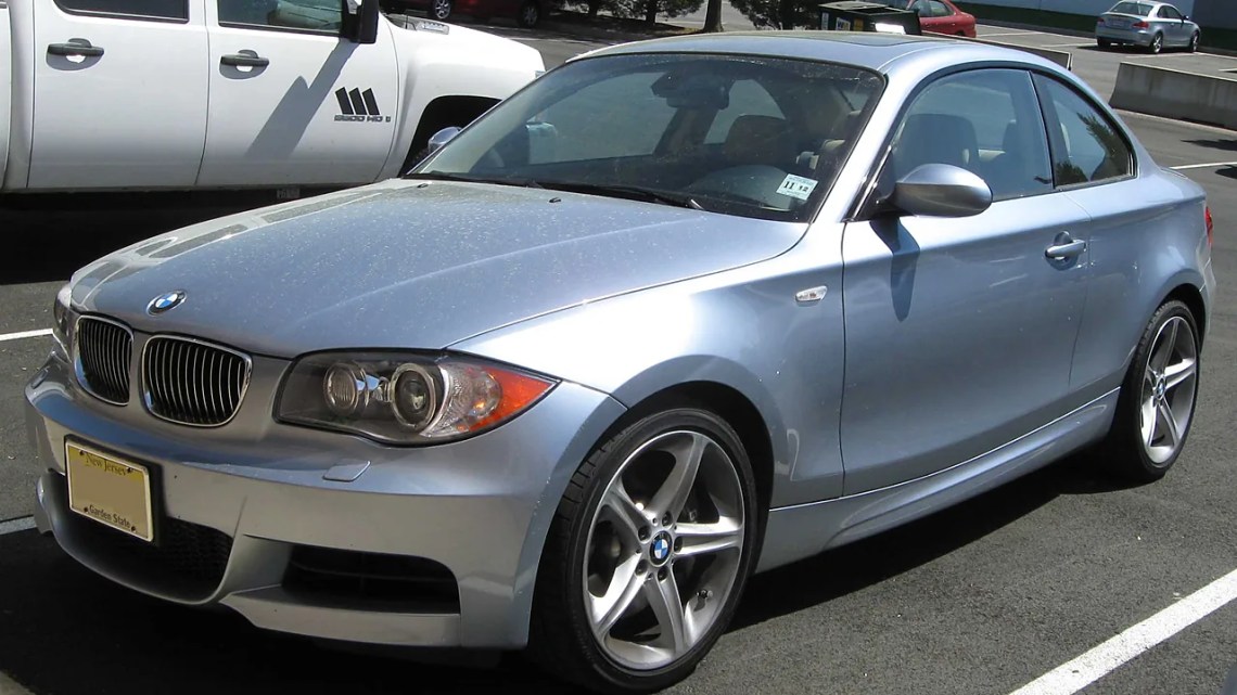 BMW 135i E82 Light blue BMW 135i E82 coupe, front three-quarter view in a parking lot