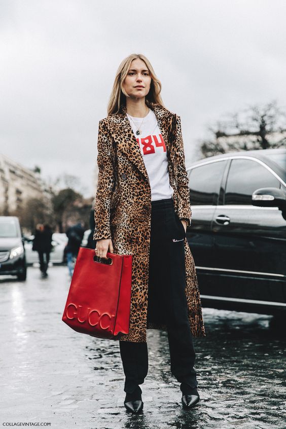 sac rouge avec manteau leopard