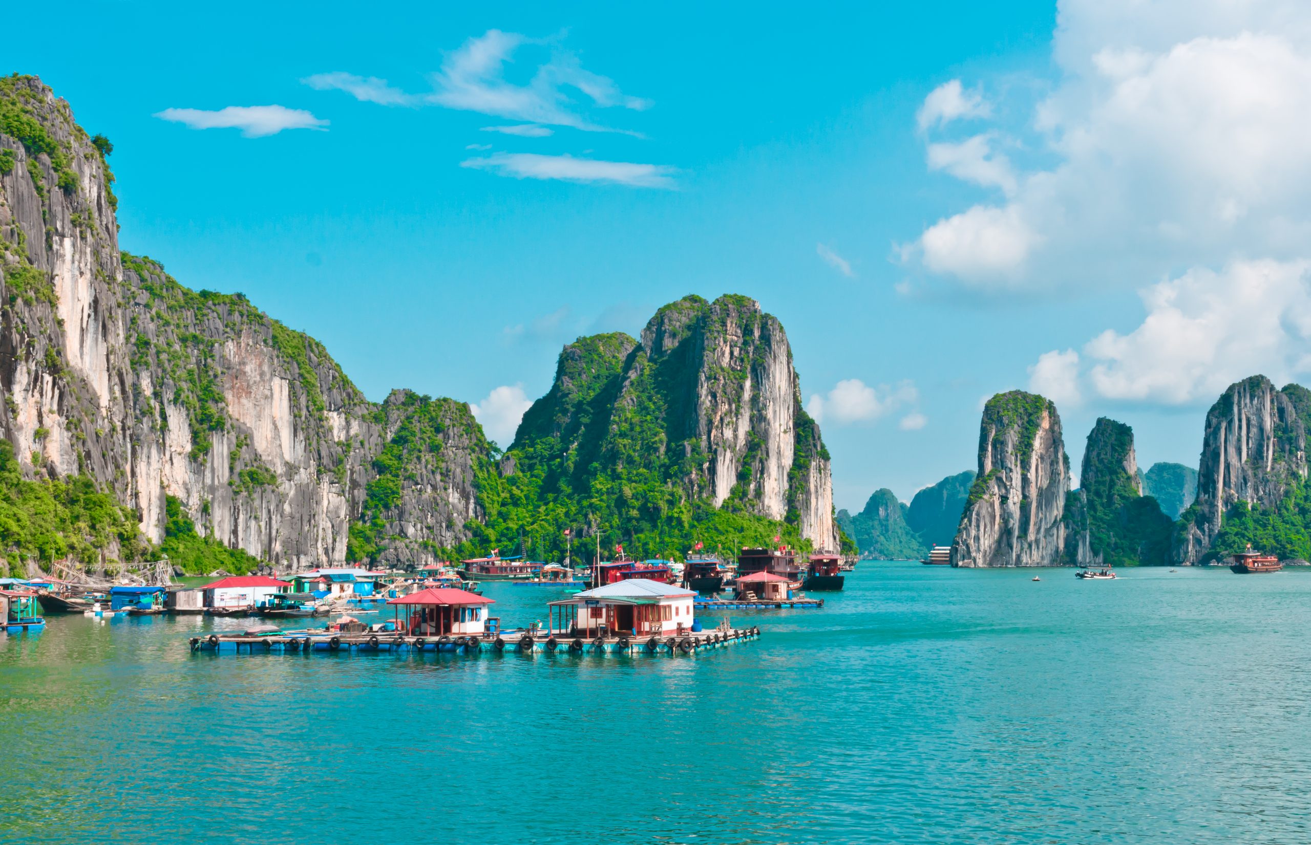 Village flottant dans la baie d'Halong