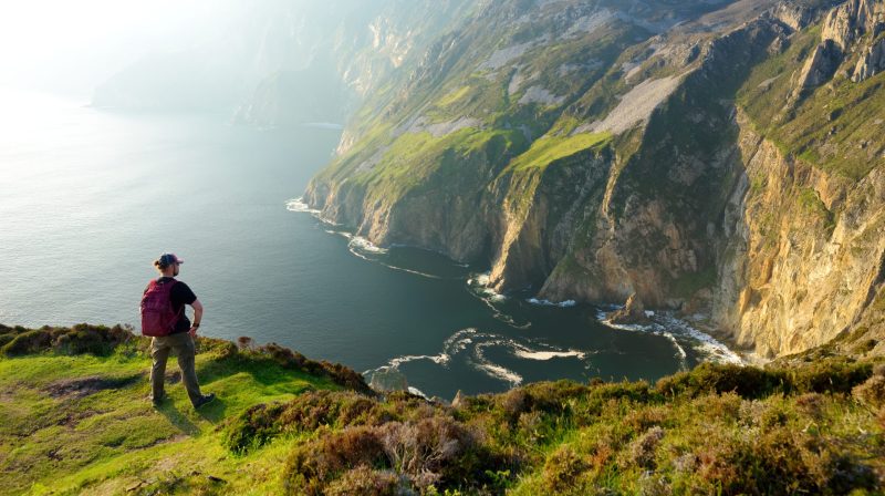 Slieve League, les plus hautes falaises maritimes d'Irlande, situées dans le sud-ouest du Donegal, le long de cette magnifique route côtière. Route de la Wild Atlantic Way, Co Donegal, Irlande.