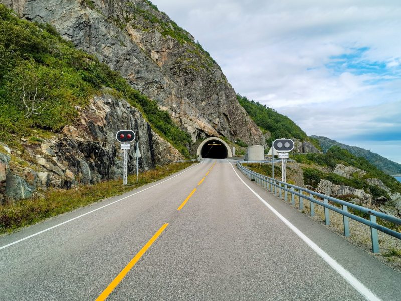 Route dans les montagnes des îles Lofoten, Norvège, Europe du Nord