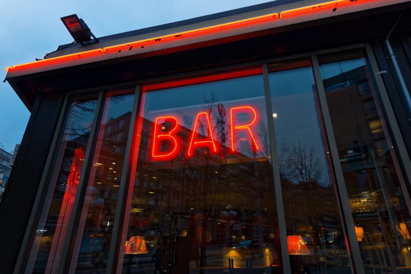 Enseigne de bar dans une vitrine du centre de Stockholm, avec lette lumineuse en néon