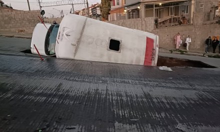 Atienden ruptura de tubería y volcadura de microbús en Lomas de la Presa
