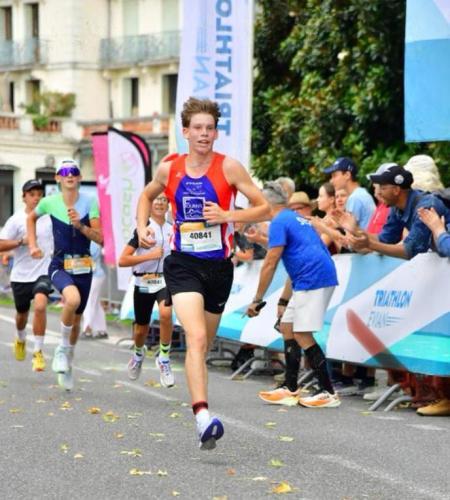 Une image contenant personne, chaussures, plein air, habits

Le contenu généré par l’IA peut être incorrect.