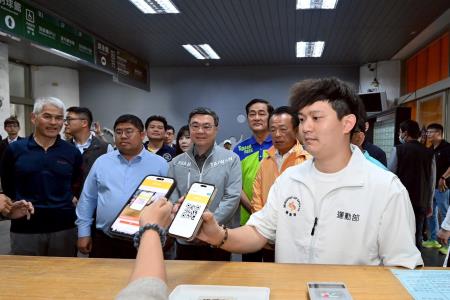 運動幣正式上路 卓榮泰中正大學見證首位民眾加碼優惠