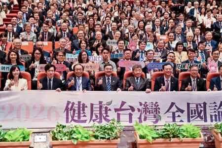 卓榮泰核定健保總額首破兆元 健康台灣三大支柱建構全方位照護體系