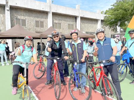 民眾成群結隊在金門戰地景點與綠色廊道間騎乘單車。