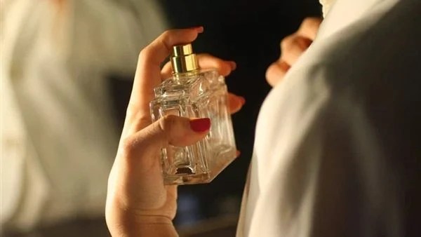 حكم وضع المرأة للعطر عند الخروج من المنزل