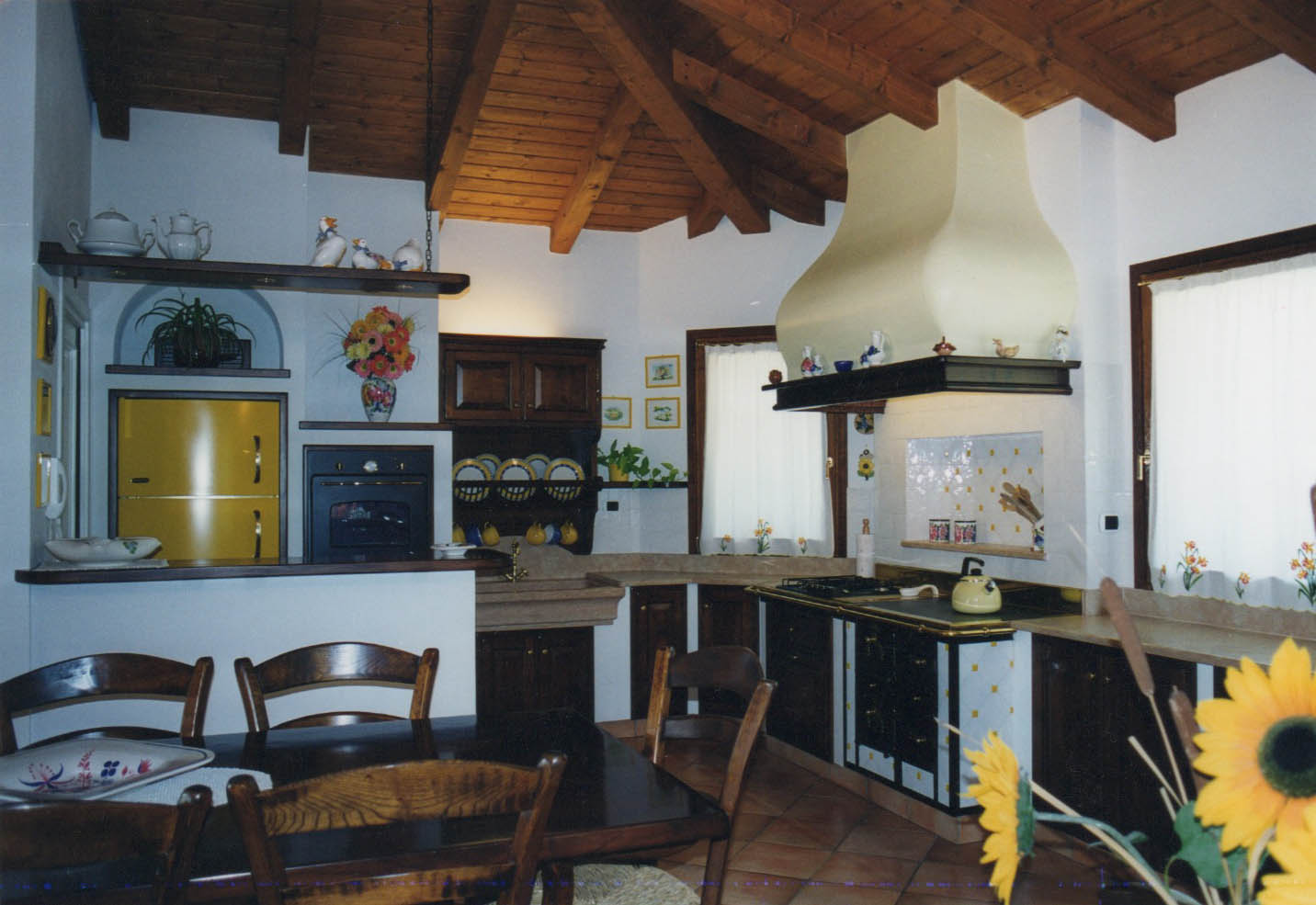 Cucina rustica con lavello e piano cucina in pietra di ...