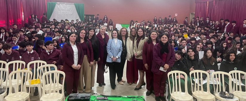 Docente e investigadora de la FCE realiza charla a más de 300 jóvenes en el CRECE