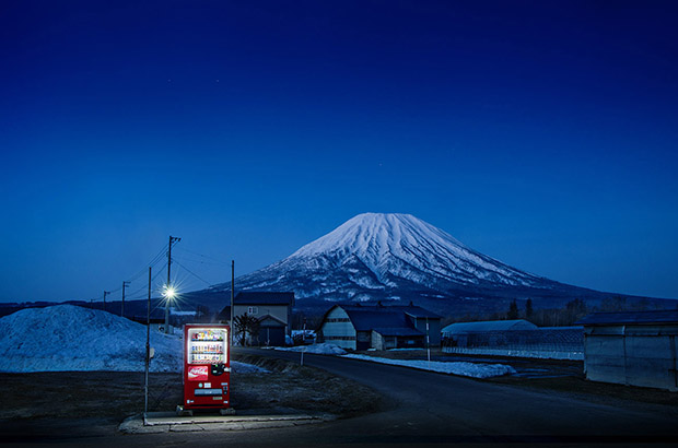 Photos of the Vending Machines That Illuminate Japan at Night