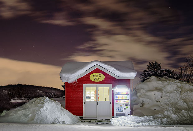 Photos of the Vending Machines That Illuminate Japan at Night