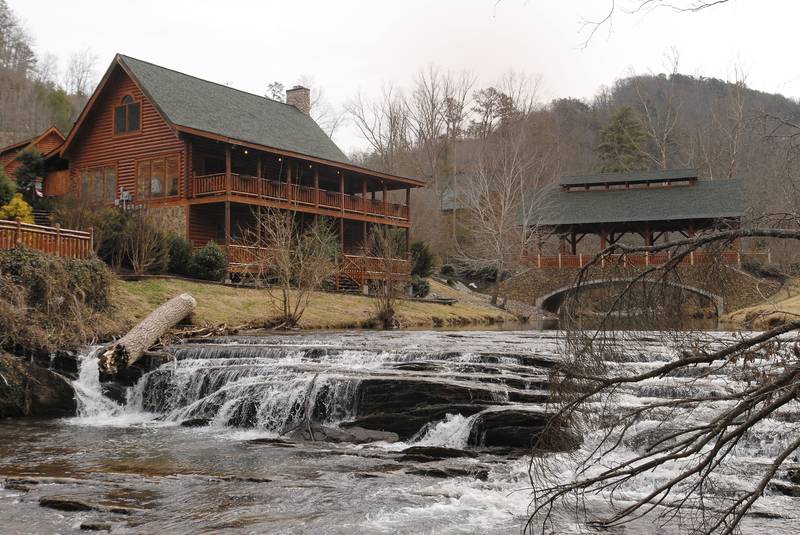 Patoka lake marina & lodging. Granny's Creekside Cabin-Six Bedroom Cabin Overlooking