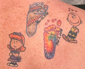 Charlie brown snoopy e namorada tatuagem 9 Peanuts Tattoos To Drool Over Forevergeek Snoopy Tattoo Peanut Tattoo Tattoos