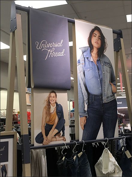 Universal Thread Triangular Hangrail Display
