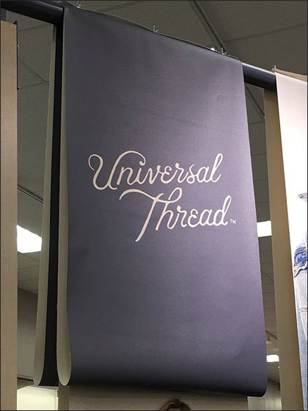 Universal Thread Triangular Hangrail Display