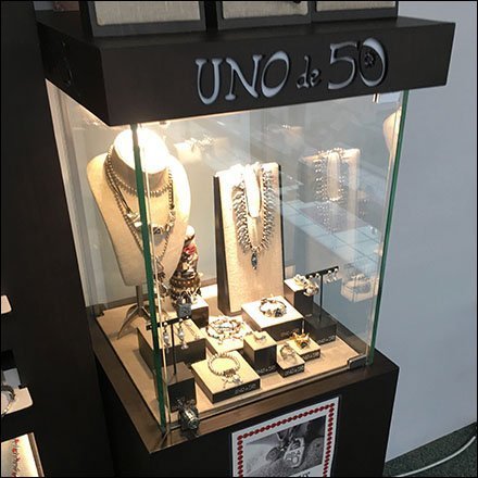 Uno de 50 Museum Case Design Feature