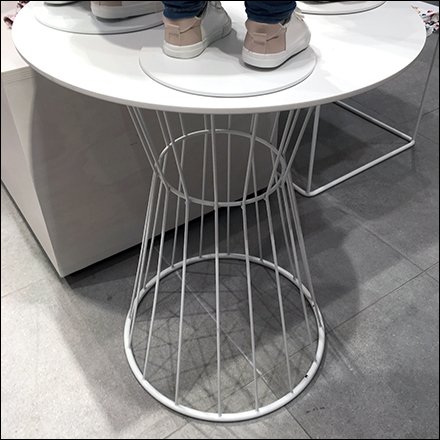 Open Wire Pedestal Display Stand Feature