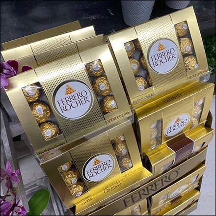 Ferrero Rocher Checkout Display Glimmers In Gold