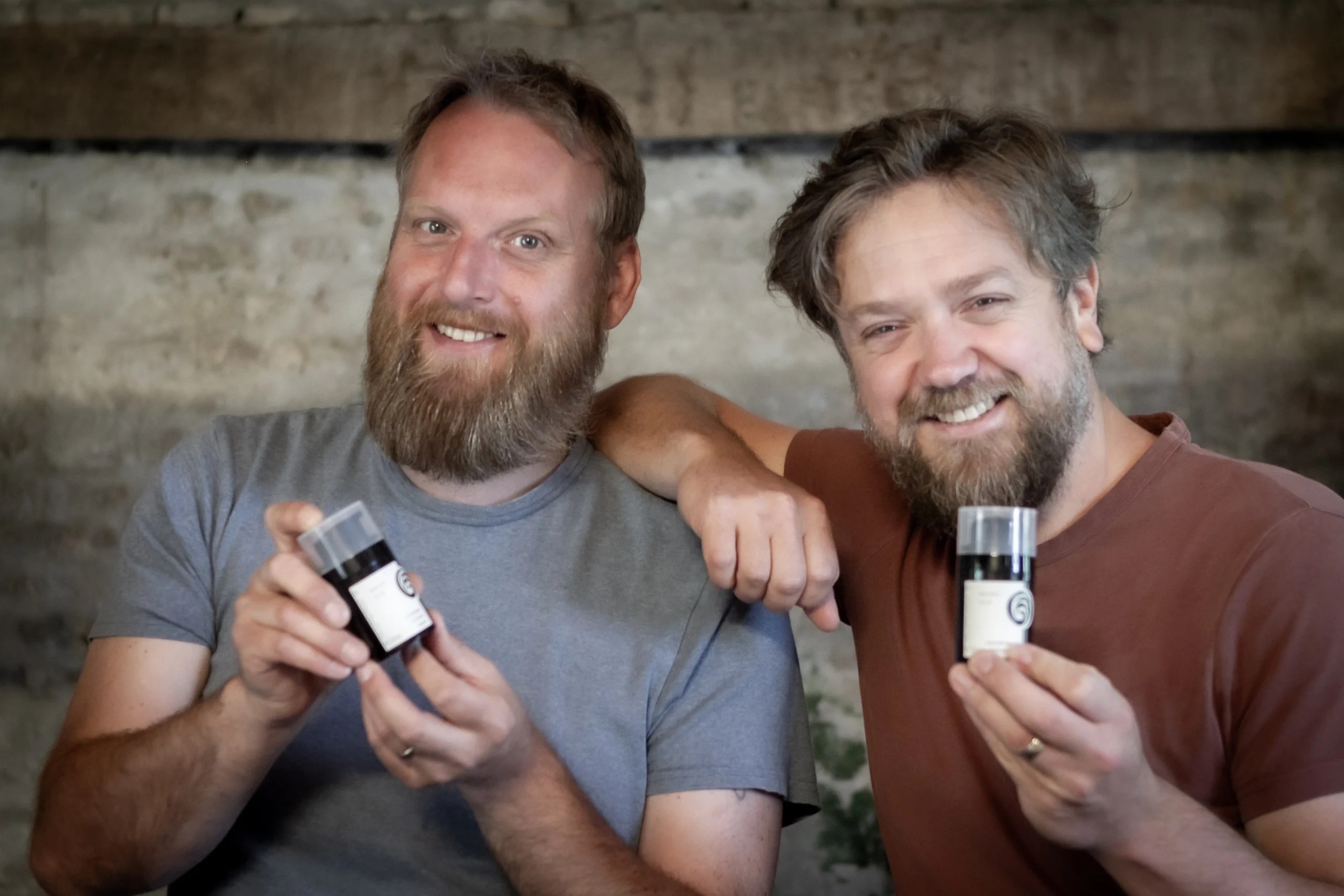 Mannen met baardolie