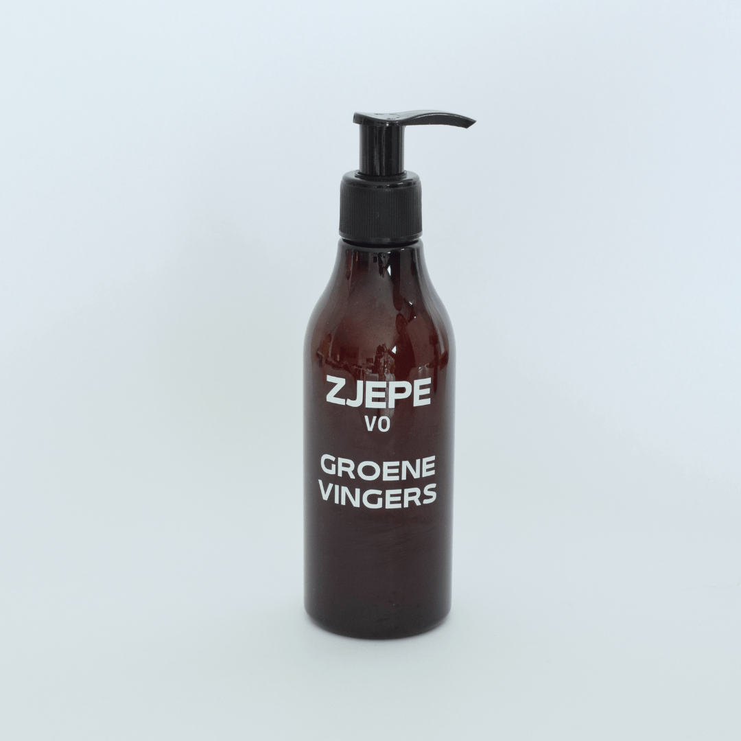 Bruine glazen fles vloeibare handzeep met witte West-Vlaamse tekst “ZJEPE vo vule anden”, handgemaakt door Fizzing B’s, natuurlijke ingrediënten.