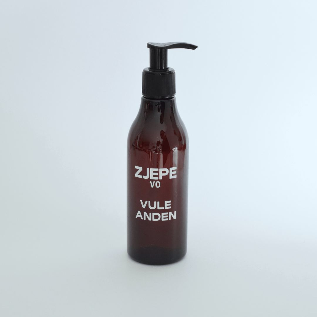 Bruine glazen fles vloeibare handzeep met witte West-Vlaamse tekst “ZJEPE vo vule anden”, handgemaakt door Fizzing B’s, natuurlijke ingrediënten.