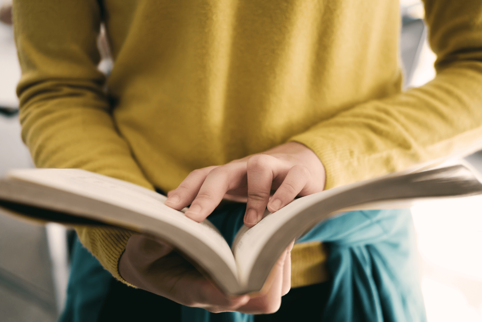 Книга для…. Чтение книг. Подростки чтение. Позы в библиотеке. Чтение визуализация.