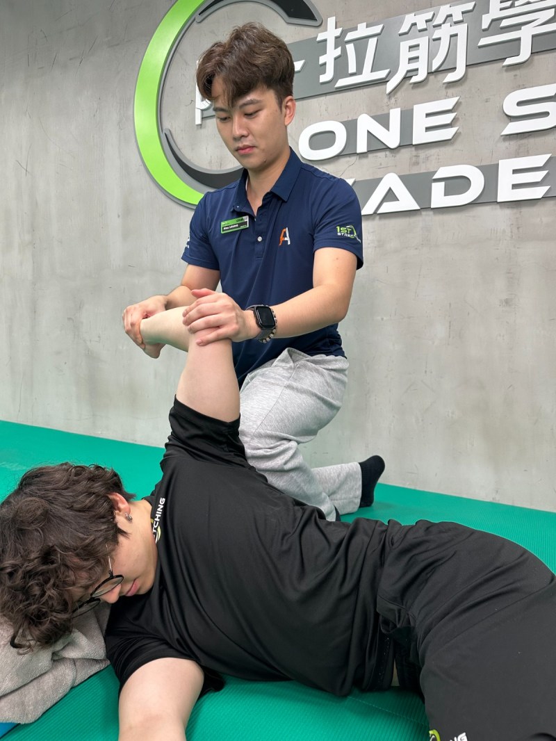 One Stretching 導師示範側臥下肢評估及伸展手法